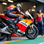 Mécaniciens MotoGP préparant une moto de course dans le garage des stands avant le grand prix